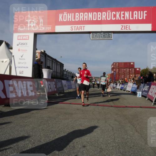 03.10.2025 - Köhlbrandbrückenlauf Matties Gatica Varas http://msf.ph/oto/9167478 03.10.2025 10:08:19 Ziel 1319, 1407, 1516, 2026, 3278, 3309, 3361, 3362, 3569, 3734, 3797 meine-sportfotos.de