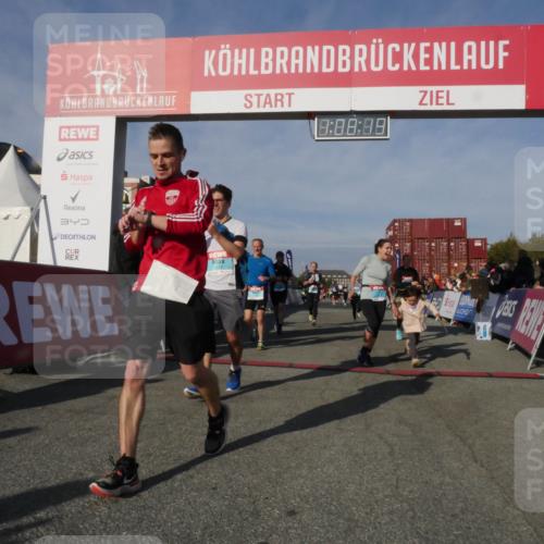 03.10.2025 - Köhlbrandbrückenlauf Matties Gatica Varas http://msf.ph/oto/9167481 03.10.2025 10:08:20 Ziel 1319, 1407, 2026, 3278, 3309, 3361, 3362, 3734, 3797 meine-sportfotos.de