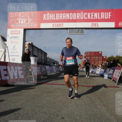 03.10.2025 - Köhlbrandbrückenlauf Matties Gatica Varas http://msf.ph/oto/9167499 03.10.2025 10:08:29 Ziel 1203, 1238, 1257, 1338, 1371, 1407, 1461, 1601, 1753, 1876, 3071, 3309, 3778 meine-sportfotos.de