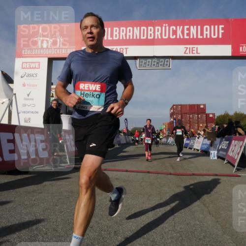 03.10.2025 - Köhlbrandbrückenlauf Matties Gatica Varas http://msf.ph/oto/9167500 03.10.2025 10:08:30 Ziel 1203, 1238, 1257, 1338, 1371, 1407, 1461, 1601, 1753, 1755, 1876, 3071, 3309, 3778 meine-sportfotos.de