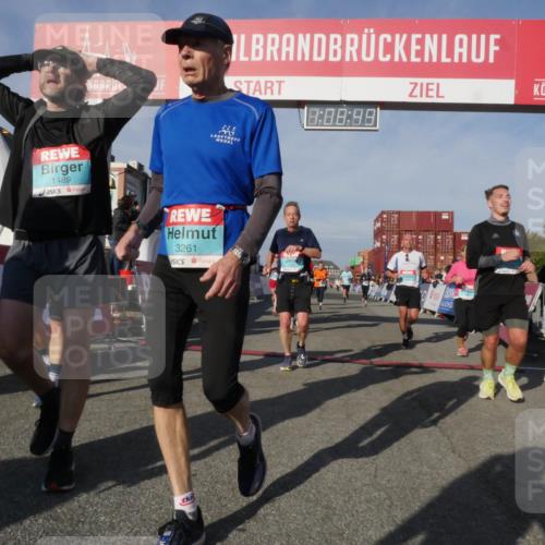 03.10.2025 - Köhlbrandbrückenlauf Matties Gatica Varas http://msf.ph/oto/9167546 03.10.2025 10:08:51 Ziel 1451, 1506, 1555, 1566, 1567, 1670, 1739, 1858, 2449, 2731, 2734, 3128, 3189, 3380, 3738 meine-sportfotos.de