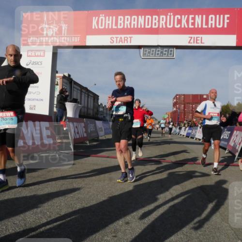 03.10.2025 - Köhlbrandbrückenlauf Matties Gatica Varas http://msf.ph/oto/9167548 03.10.2025 10:08:52 Ziel 1451, 1506, 1555, 1567, 1670, 1858, 2449, 2731, 2734, 3128, 3189, 3380, 3738 meine-sportfotos.de