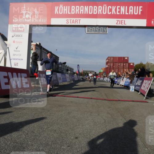 03.10.2025 - Köhlbrandbrückenlauf Matties Gatica Varas http://msf.ph/oto/9167576 03.10.2025 10:09:06 Ziel 1200, 1294, 1355, 1367, 1902, 2117, 2560, 2805, 3009, 3280, 3672 meine-sportfotos.de