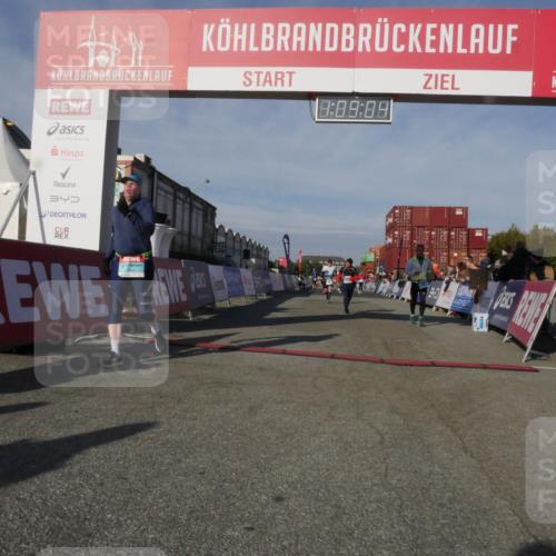 03.10.2025 - Köhlbrandbrückenlauf Matties Gatica Varas http://msf.ph/oto/9167577 03.10.2025 10:09:06 Ziel 1200, 1294, 1355, 1367, 1902, 2117, 2560, 2805, 3009, 3280, 3672 meine-sportfotos.de