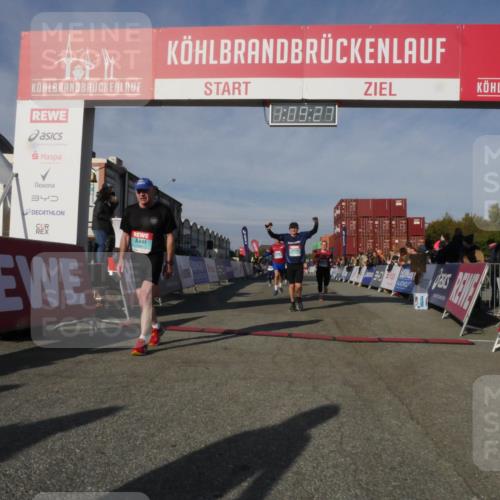 03.10.2025 - Köhlbrandbrückenlauf Matties Gatica Varas http://msf.ph/oto/9167624 03.10.2025 10:09:29 Ziel 1201, 1250, 1464, 1558, 1742, 1805, 1818, 1901, 3387, 3641 meine-sportfotos.de