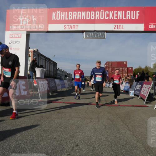 03.10.2025 - Köhlbrandbrückenlauf Matties Gatica Varas http://msf.ph/oto/9167627 03.10.2025 10:09:31 Ziel 1201, 1464, 1558, 1742, 1805, 1818, 1901, 3387, 3641 meine-sportfotos.de