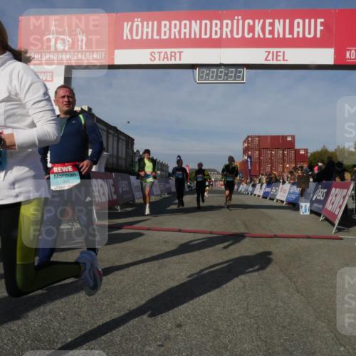03.10.2025 - Köhlbrandbrückenlauf Matties Gatica Varas http://msf.ph/oto/9167635 03.10.2025 10:09:34 Ziel 1201, 1464, 1558, 2882, 3387, 3641 meine-sportfotos.de