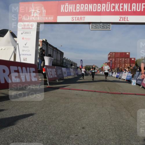 03.10.2025 - Köhlbrandbrückenlauf Matties Gatica Varas http://msf.ph/oto/9167720 03.10.2025 10:10:17 Ziel 1192, 1583, 1656, 1919, 2040, 2074, 2679, 3068, 3124, 3218 meine-sportfotos.de