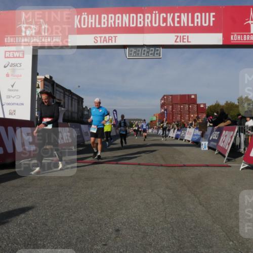 03.10.2025 - Köhlbrandbrückenlauf Matties Gatica Varas http://msf.ph/oto/9167733 03.10.2025 10:10:24 Ziel 1192, 1375, 1536, 1583, 1660, 1919, 2679, 2821, 2858, 3124, 3218 meine-sportfotos.de