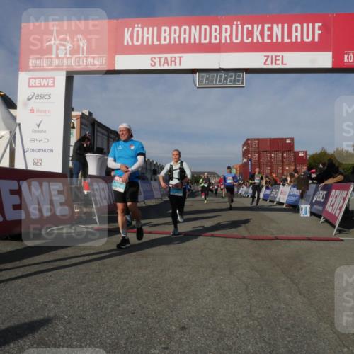 03.10.2025 - Köhlbrandbrückenlauf Matties Gatica Varas http://msf.ph/oto/9167736 03.10.2025 10:10:25 Ziel 1192, 1375, 1536, 1583, 1660, 1919, 2134, 2679, 2821, 2858, 3124 meine-sportfotos.de