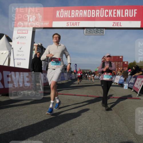 03.10.2025 - Köhlbrandbrückenlauf Matties Gatica Varas http://msf.ph/oto/9167755 03.10.2025 10:10:34 Ziel 1093, 1307, 1499, 1605, 1631, 1636, 2134, 2964, 3345 meine-sportfotos.de