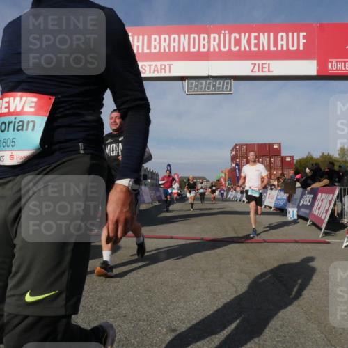 03.10.2025 - Köhlbrandbrückenlauf Matties Gatica Varas http://msf.ph/oto/9167768 03.10.2025 10:10:42 Ziel 1093, 1217, 1413, 2015, 2728, 2890, 2891, 2964, 3345 meine-sportfotos.de