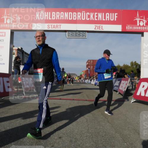 03.10.2025 - Köhlbrandbrückenlauf Matties Gatica Varas http://msf.ph/oto/9167885 03.10.2025 10:11:41 Ziel 1108, 1435, 1679, 1768, 1921, 2256, 2786, 3406, 3524, 3528 meine-sportfotos.de