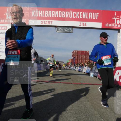03.10.2025 - Köhlbrandbrückenlauf Matties Gatica Varas http://msf.ph/oto/9167886 03.10.2025 10:11:41 Ziel 1108, 1435, 1679, 1768, 1921, 2256, 2786, 3406, 3524, 3528 meine-sportfotos.de