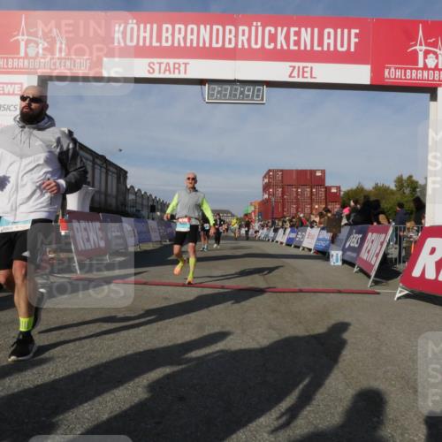 03.10.2025 - Köhlbrandbrückenlauf Matties Gatica Varas http://msf.ph/oto/9167888 03.10.2025 10:11:42 Ziel 1108, 1206, 1435, 1679, 1768, 1921, 2256, 2387, 2786, 3406, 3524, 3528 meine-sportfotos.de
