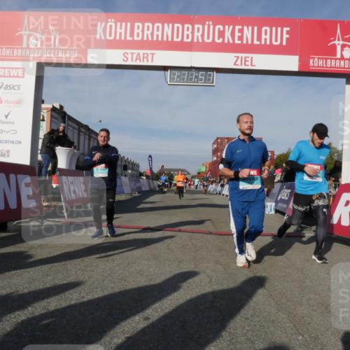 03.10.2025 - Köhlbrandbrückenlauf Matties Gatica Varas http://msf.ph/oto/9167922 03.10.2025 10:11:59 Ziel 1350, 1465, 1501, 1512, 1952, 2077, 2730, 2921, 3711, 3838 meine-sportfotos.de