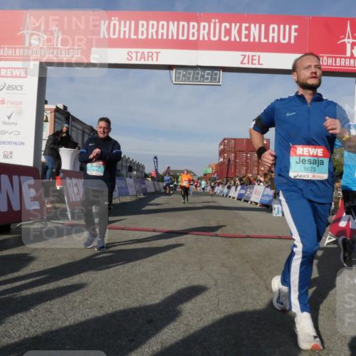 03.10.2025 - Köhlbrandbrückenlauf Matties Gatica Varas http://msf.ph/oto/9167923 03.10.2025 10:11:59 Ziel 1350, 1465, 1501, 1512, 1952, 2077, 2730, 2921, 3711, 3838 meine-sportfotos.de