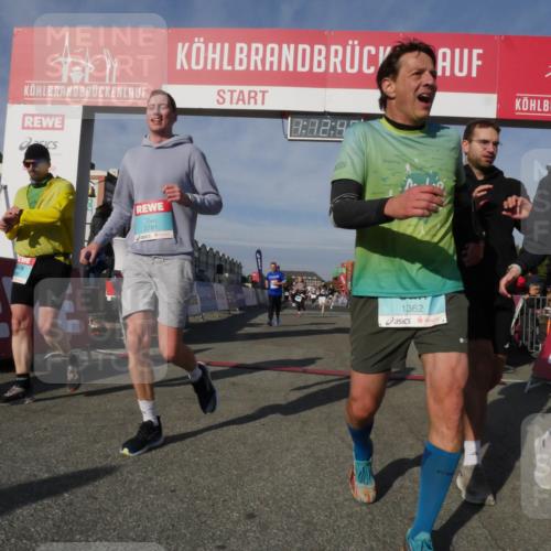03.10.2025 - Köhlbrandbrückenlauf Matties Gatica Varas http://msf.ph/oto/9168023 03.10.2025 10:12:48 Ziel 1259, 1392, 1491, 1535, 1865, 1877, 1909, 1933, 2098, 3643 meine-sportfotos.de