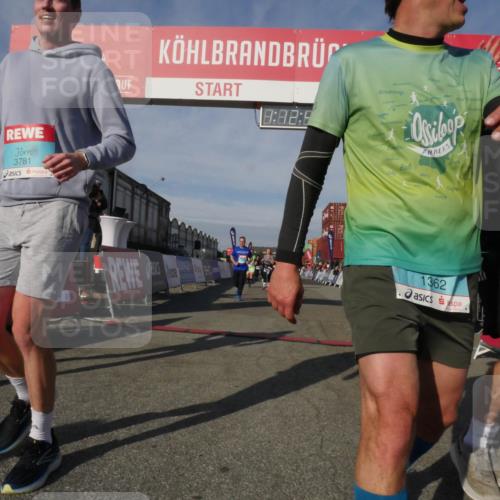 03.10.2025 - Köhlbrandbrückenlauf Matties Gatica Varas http://msf.ph/oto/9168024 03.10.2025 10:12:49 Ziel 1259, 1387, 1392, 1491, 1535, 1865, 1877, 1909, 1933, 2098, 3643 meine-sportfotos.de