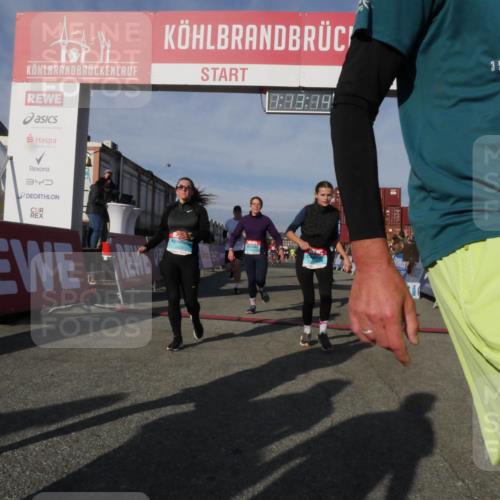 03.10.2025 - Köhlbrandbrückenlauf Matties Gatica Varas http://msf.ph/oto/9168080 03.10.2025 10:13:16 Ziel 1327, 1388, 1470, 1621, 3146, 3157, 3186, 3197, 3375, 3601, 3691, 3798 meine-sportfotos.de