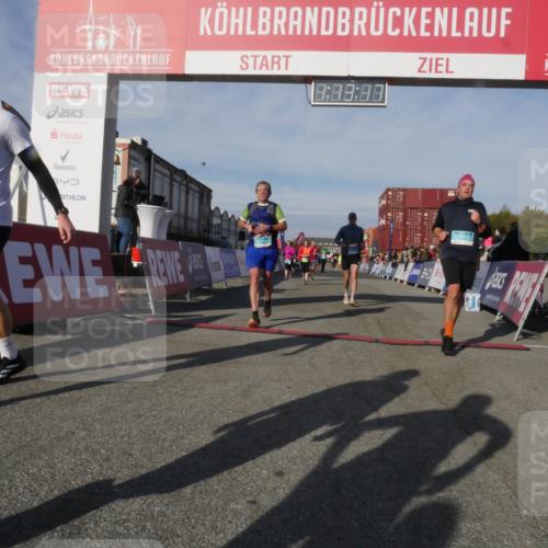 03.10.2025 - Köhlbrandbrückenlauf Matties Gatica Varas http://msf.ph/oto/9168087 03.10.2025 10:13:19 Ziel 1388, 1621, 3146, 3186, 3197, 3375, 3601, 3691, 3798 meine-sportfotos.de
