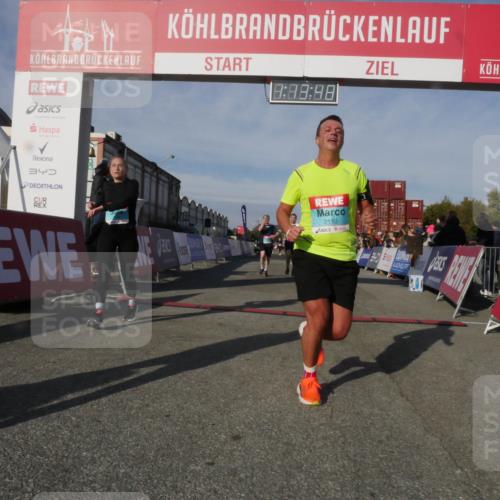 03.10.2025 - Köhlbrandbrückenlauf Matties Gatica Varas http://msf.ph/oto/9168152 03.10.2025 10:13:50 Ziel 1296, 1455, 1642, 1770, 2126, 2144, 2171, 2246, 3028, 3057 meine-sportfotos.de
