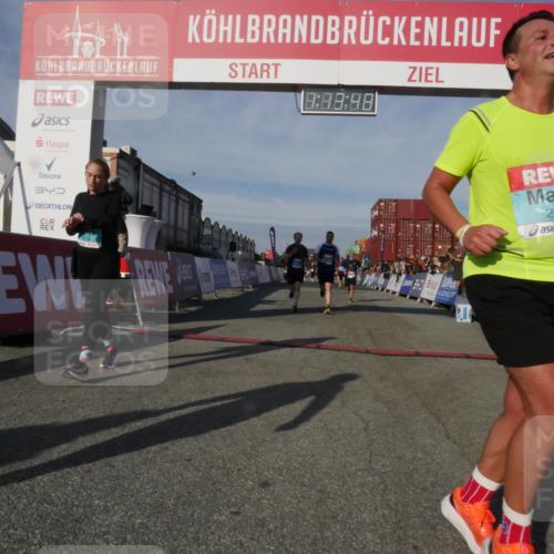 03.10.2025 - Köhlbrandbrückenlauf Matties Gatica Varas http://msf.ph/oto/9168153 03.10.2025 10:13:50 Ziel 1296, 1455, 1642, 1770, 2126, 2144, 2171, 2246, 3028, 3057 meine-sportfotos.de