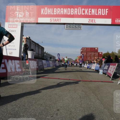 03.10.2025 - Köhlbrandbrückenlauf Matties Gatica Varas http://msf.ph/oto/9168264 03.10.2025 10:14:44 Ziel 1305, 1598, 1820, 2230, 2747, 2938, 2951, 2986, 3461, 3645, 3744, 3843 meine-sportfotos.de