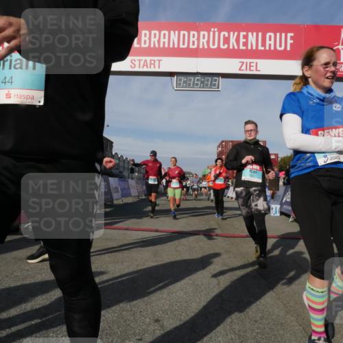 03.10.2025 - Köhlbrandbrückenlauf Matties Gatica Varas http://msf.ph/oto/9168329 03.10.2025 10:15:15 Ziel 1193, 1195, 1324, 1480, 1523, 1693, 1761, 1773, 1785, 1922, 2147, 2707, 3037, 3206, 3207, 3214, 3229, 3339, 3348, 3470, 3471, 3668 meine-sportfotos.de