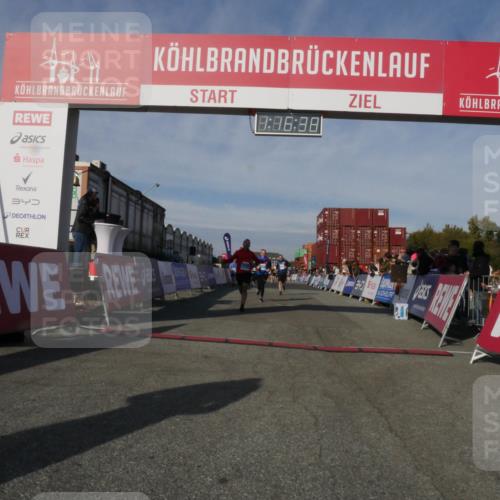 03.10.2025 - Köhlbrandbrückenlauf Matties Gatica Varas http://msf.ph/oto/9168504 03.10.2025 10:16:40 Ziel 1325, 1437, 2113, 2165, 2247, 2287, 2349, 2778, 2945, 3747 meine-sportfotos.de