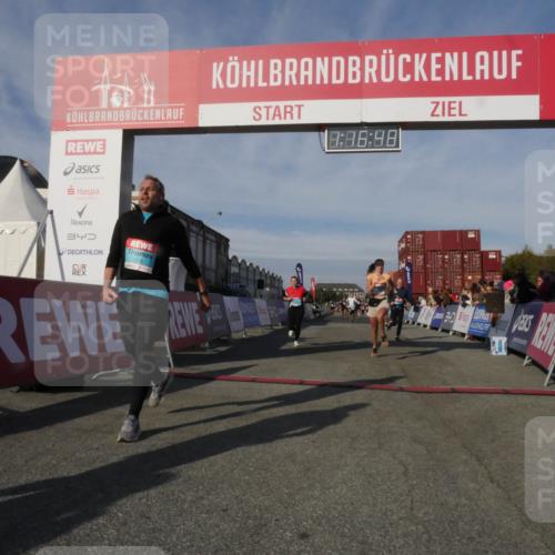 03.10.2025 - Köhlbrandbrückenlauf Matties Gatica Varas http://msf.ph/oto/9168523 03.10.2025 10:16:49 Ziel 1303, 1304, 1322, 1437, 2113, 2404, 3194, 3747 meine-sportfotos.de