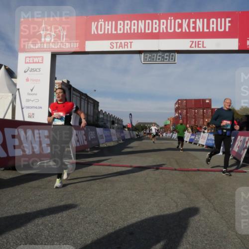03.10.2025 - Köhlbrandbrückenlauf Matties Gatica Varas http://msf.ph/oto/9168529 03.10.2025 10:16:52 Ziel 1303, 1304, 1322, 1708, 1760, 2113, 2404, 2750, 3194, 3779 meine-sportfotos.de
