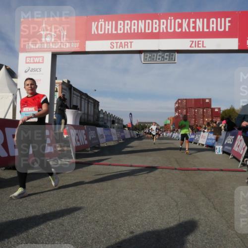 03.10.2025 - Köhlbrandbrückenlauf Matties Gatica Varas http://msf.ph/oto/9168530 03.10.2025 10:16:53 Ziel 1204, 1303, 1304, 1322, 1708, 1760, 2404, 2750, 3194, 3779 meine-sportfotos.de
