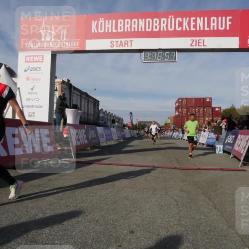 03.10.2025 - Köhlbrandbrückenlauf Matties Gatica Varas http://msf.ph/oto/9168531 03.10.2025 10:16:53 Ziel 1204, 1303, 1304, 1322, 1708, 1760, 2404, 2750, 3194, 3779 meine-sportfotos.de