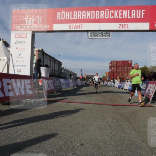03.10.2025 - Köhlbrandbrückenlauf Matties Gatica Varas http://msf.ph/oto/9168533 03.10.2025 10:16:54 Ziel 1202, 1204, 1303, 1304, 1322, 1708, 1760, 1938, 2404, 2514, 2750, 3194, 3779 meine-sportfotos.de