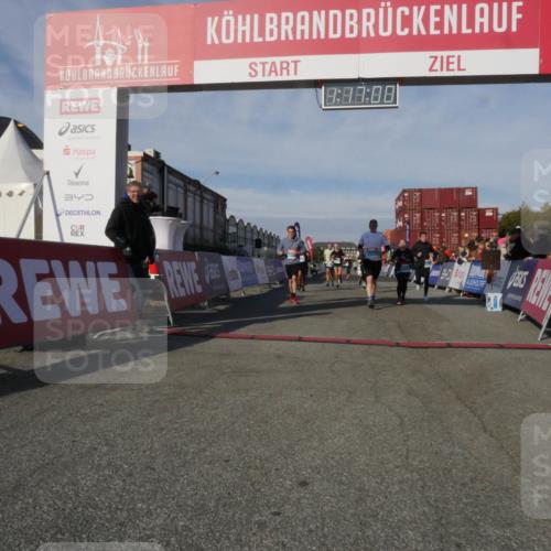 03.10.2025 - Köhlbrandbrückenlauf Matties Gatica Varas http://msf.ph/oto/9168550 03.10.2025 10:17:02 Ziel 1179, 1202, 1204, 1548, 1549, 1708, 1720, 1760, 1938, 2038, 2514, 2750, 2965, 3125, 3416, 3779 meine-sportfotos.de