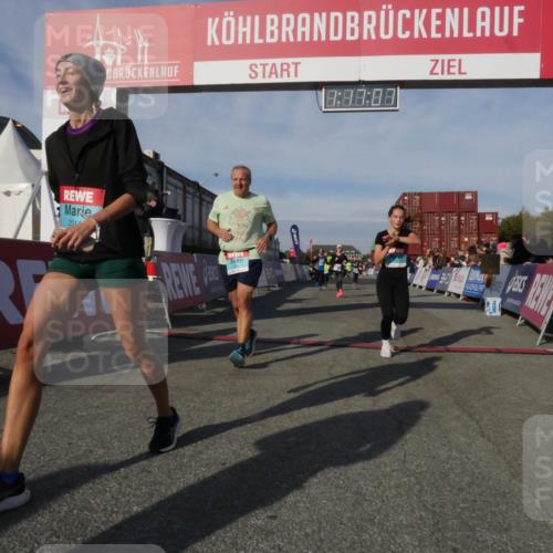 03.10.2025 - Köhlbrandbrückenlauf Matties Gatica Varas http://msf.ph/oto/9168563 03.10.2025 10:17:08 Ziel 1179, 1288, 1289, 1548, 1549, 1956, 2038, 2089, 2965, 3125 meine-sportfotos.de