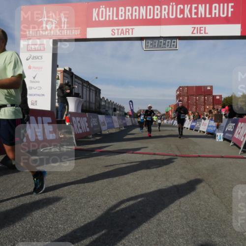 03.10.2025 - Köhlbrandbrückenlauf Matties Gatica Varas http://msf.ph/oto/9168566 03.10.2025 10:17:10 Ziel 1179, 1288, 1289, 1548, 1549, 1809, 1956, 2038, 2089, 2965 meine-sportfotos.de
