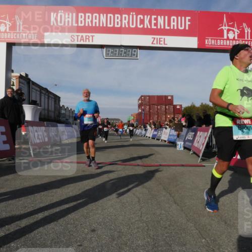 03.10.2025 - Köhlbrandbrückenlauf Matties Gatica Varas http://msf.ph/oto/9168590 03.10.2025 10:17:21 Ziel 1031, 1573, 1794, 1807, 1809, 1835, 1850, 2974, 3281, 3557, 3765 meine-sportfotos.de