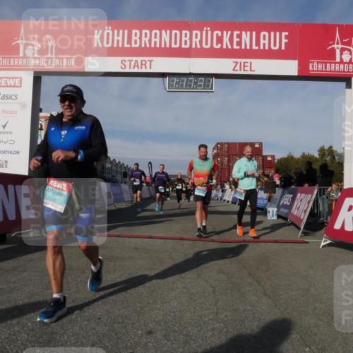 03.10.2025 - Köhlbrandbrückenlauf Matties Gatica Varas http://msf.ph/oto/9168613 03.10.2025 10:17:33 Ziel 1283, 1481, 1573, 1792, 1883, 2172, 2242, 2269, 2577, 2789, 3191, 3252, 3265, 3642 meine-sportfotos.de