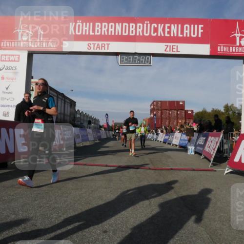 03.10.2025 - Köhlbrandbrückenlauf Matties Gatica Varas http://msf.ph/oto/9168632 03.10.2025 10:17:42 Ziel 1213, 1647, 1684, 1792, 2172, 2577, 2765, 2768, 2770, 3081, 3172, 3216, 3647 meine-sportfotos.de
