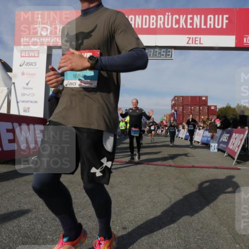 03.10.2025 - Köhlbrandbrückenlauf Matties Gatica Varas http://msf.ph/oto/9168660 03.10.2025 10:17:55 Ziel 1634, 1649, 1659, 1671, 1695, 1731, 1736, 2088, 2270, 2361, 2376, 2670, 2678, 2825, 2826, 2836, 2905, 3150, 3268, 3468 meine-sportfotos.de