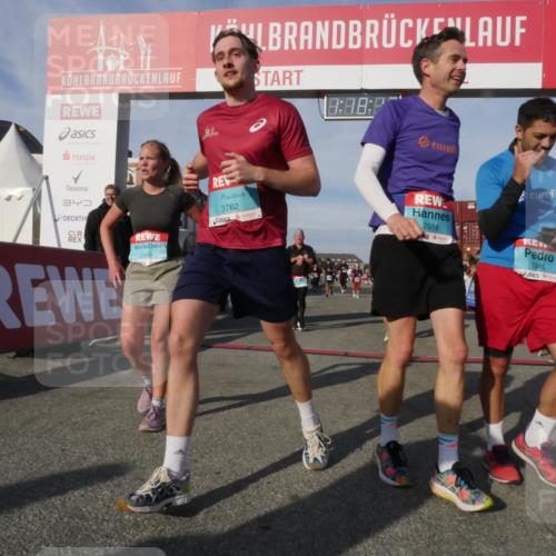 03.10.2025 - Köhlbrandbrückenlauf Matties Gatica Varas http://msf.ph/oto/9168698 03.10.2025 10:18:13 Ziel 1121, 1471, 1513, 1812, 2544, 3017, 3175, 3486, 3487, 3826 meine-sportfotos.de