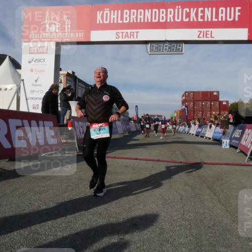 03.10.2025 - Köhlbrandbrückenlauf Matties Gatica Varas http://msf.ph/oto/9168703 03.10.2025 10:18:16 Ziel 1121, 1471, 1812, 1834, 2413, 2544, 3175, 3310, 3486, 3487, 3826 meine-sportfotos.de