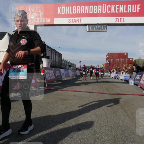 03.10.2025 - Köhlbrandbrückenlauf Matties Gatica Varas http://msf.ph/oto/9168705 03.10.2025 10:18:17 Ziel 1121, 1471, 1812, 1834, 2413, 2544, 3175, 3310, 3486, 3487, 3826 meine-sportfotos.de