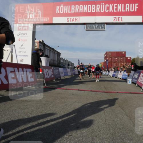 03.10.2025 - Köhlbrandbrückenlauf Matties Gatica Varas http://msf.ph/oto/9168706 03.10.2025 10:18:17 Ziel 1121, 1471, 1812, 1834, 2413, 2544, 3175, 3310, 3486, 3487, 3826 meine-sportfotos.de