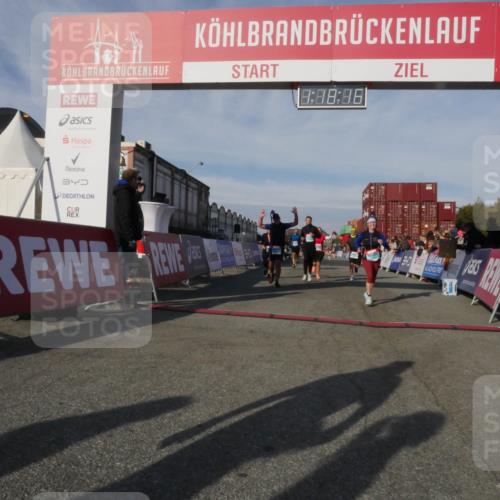 03.10.2025 - Köhlbrandbrückenlauf Matties Gatica Varas http://msf.ph/oto/9168708 03.10.2025 10:18:18 Ziel 1121, 1471, 1812, 1834, 2413, 2544, 3175, 3310, 3486, 3487, 3826 meine-sportfotos.de