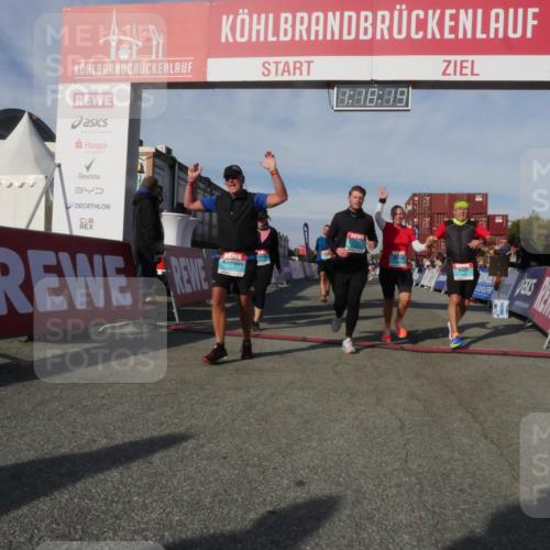 03.10.2025 - Köhlbrandbrückenlauf Matties Gatica Varas http://msf.ph/oto/9168714 03.10.2025 10:18:21 Ziel 1121, 1834, 2413, 2544, 3175, 3273, 3310, 3486, 3487, 3826 meine-sportfotos.de