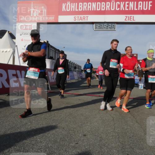 03.10.2025 - Köhlbrandbrückenlauf Matties Gatica Varas http://msf.ph/oto/9168716 03.10.2025 10:18:22 Ziel 1121, 1834, 2413, 2544, 3176, 3178, 3273, 3310 meine-sportfotos.de