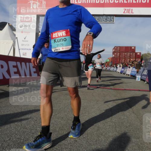 03.10.2025 - Köhlbrandbrückenlauf Matties Gatica Varas http://msf.ph/oto/9168747 03.10.2025 10:18:37 Ziel 1614, 1719, 1778, 1920, 1932, 2502, 2800, 3180, 3833 meine-sportfotos.de